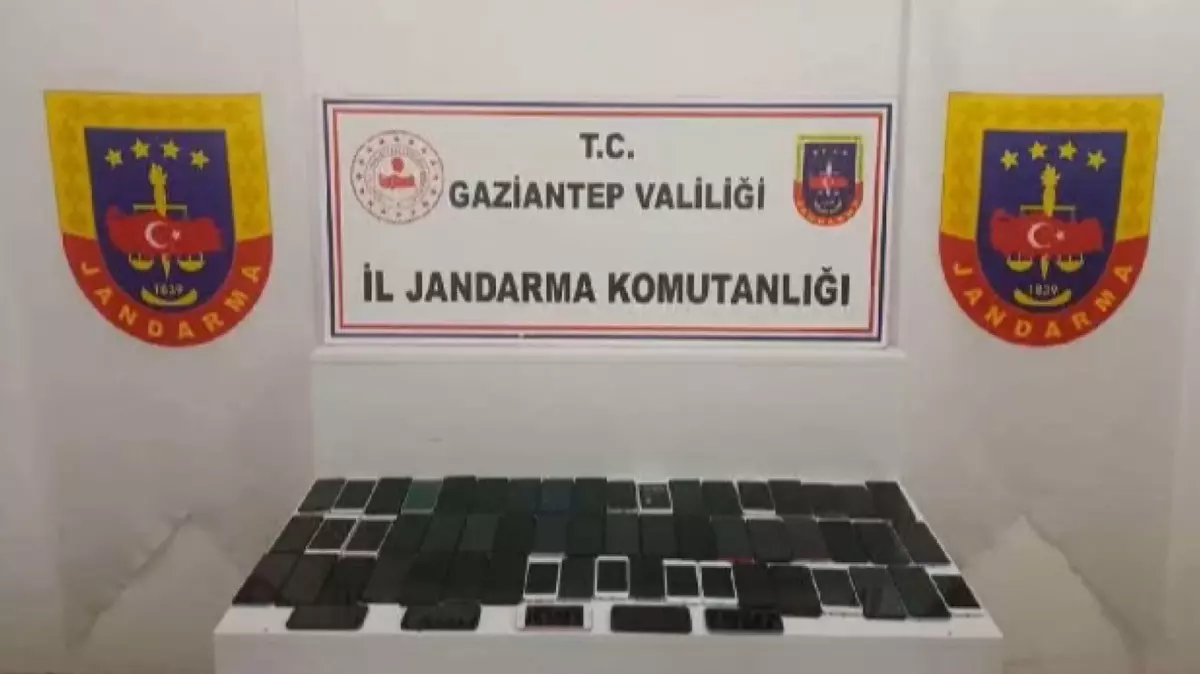 Gaziantep'te kaçakçılara milyonluk darbe: 60 telefon ele geçirildi