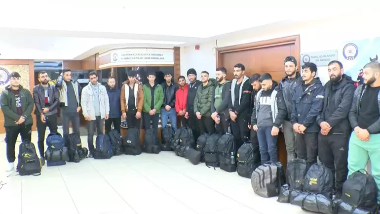20 kaçak göçmen yakalandı: 2 yabancı uyruklu sürücüye gözaltı
