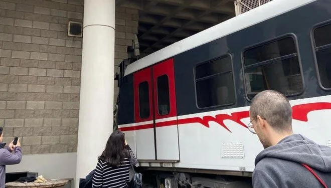 İzmir’de seyir halindeki metro raydan çıkarak duvara çarptı! Çok sayıda ekip bölgeye sevk edildi!
