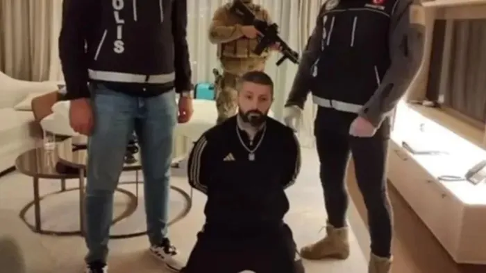 Kırmızı bültenle aranan uyuşturucu karteli yakayı Üsküdar’da ele verdi!