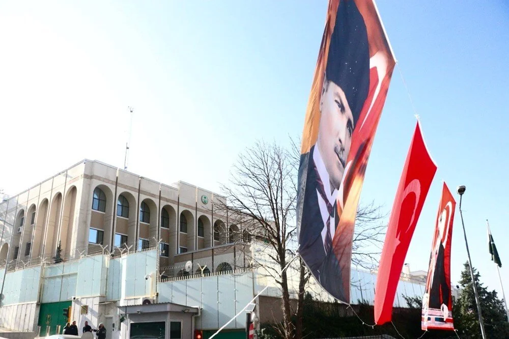 Mansur Yavaş, Suudi Arabistan büyükelçiliğinin önünü Atatürk posterleri doldurttu