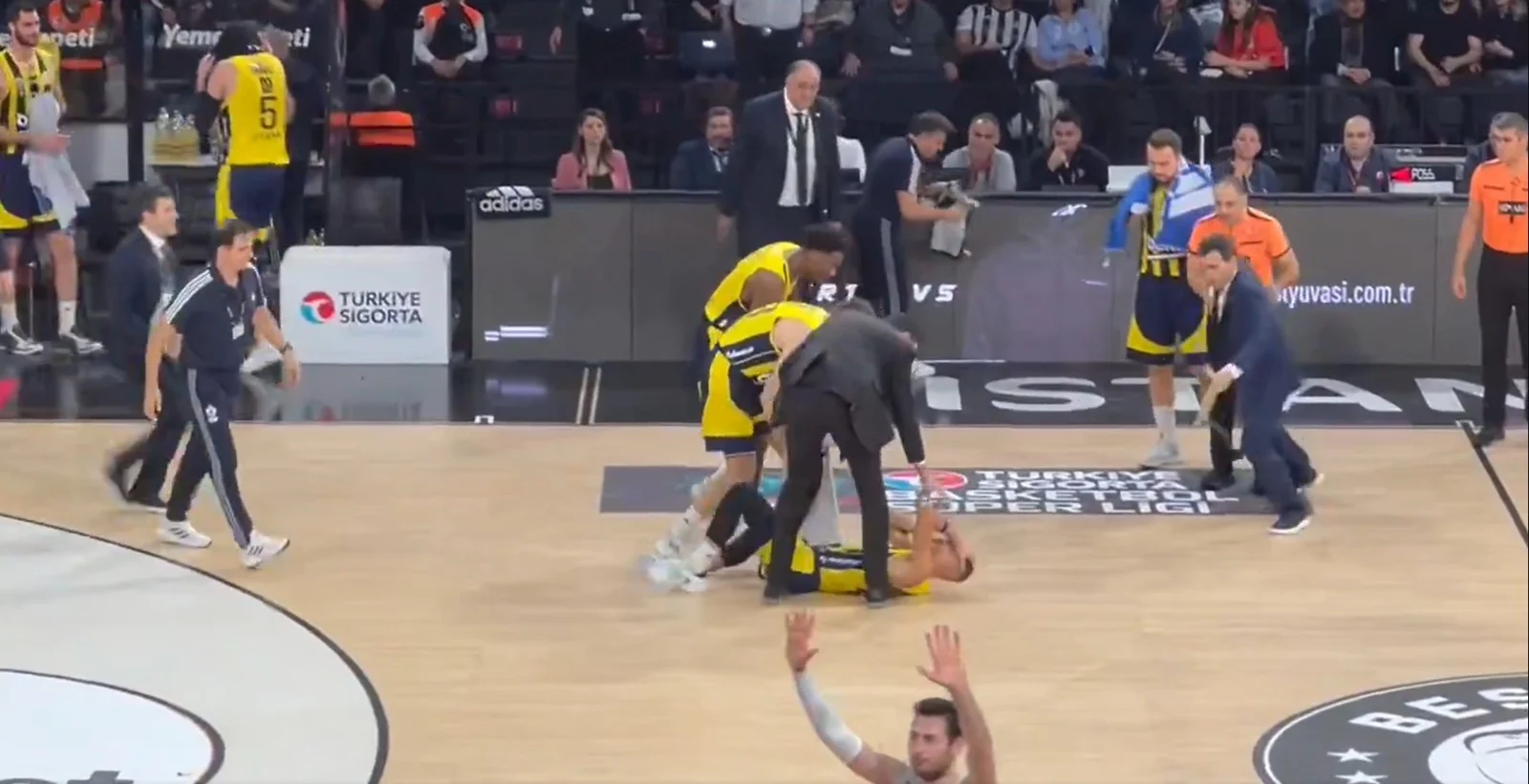 Fenerbahçeli Basketbolcuya yabancı madde isabet etti: Kısmi görme kaybı var!