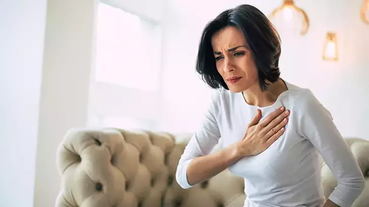 Göğüs Ağrısı Neden Olur? Göğüs Ağrısının Nedenleri Nelerdir? Göğüs Ağrısı Belirtileri, Tedavi Yöntemleri..