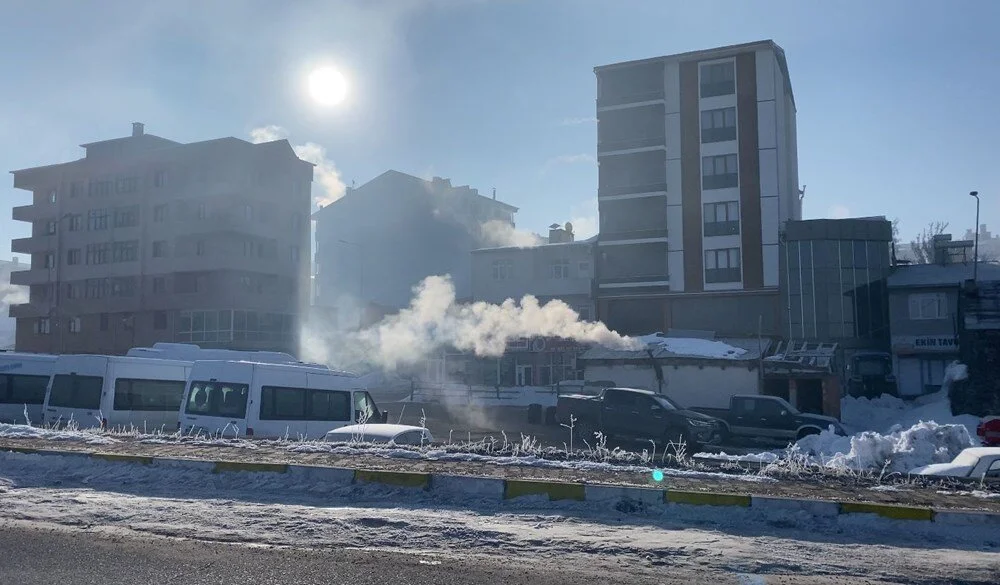 Bir Ilimizde Sicakliklar 32 Dereceyi Gordu Araclar Buz Tuttu Motorlari Calismadi 27Subat2024 1