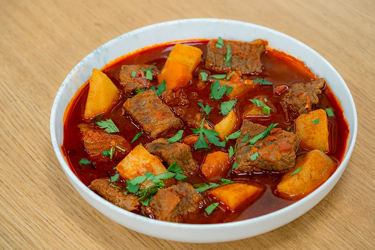 Gulaş Nedir, Nasıl Yapılır? Macaristan Lezzeti Gulaş Tarifi