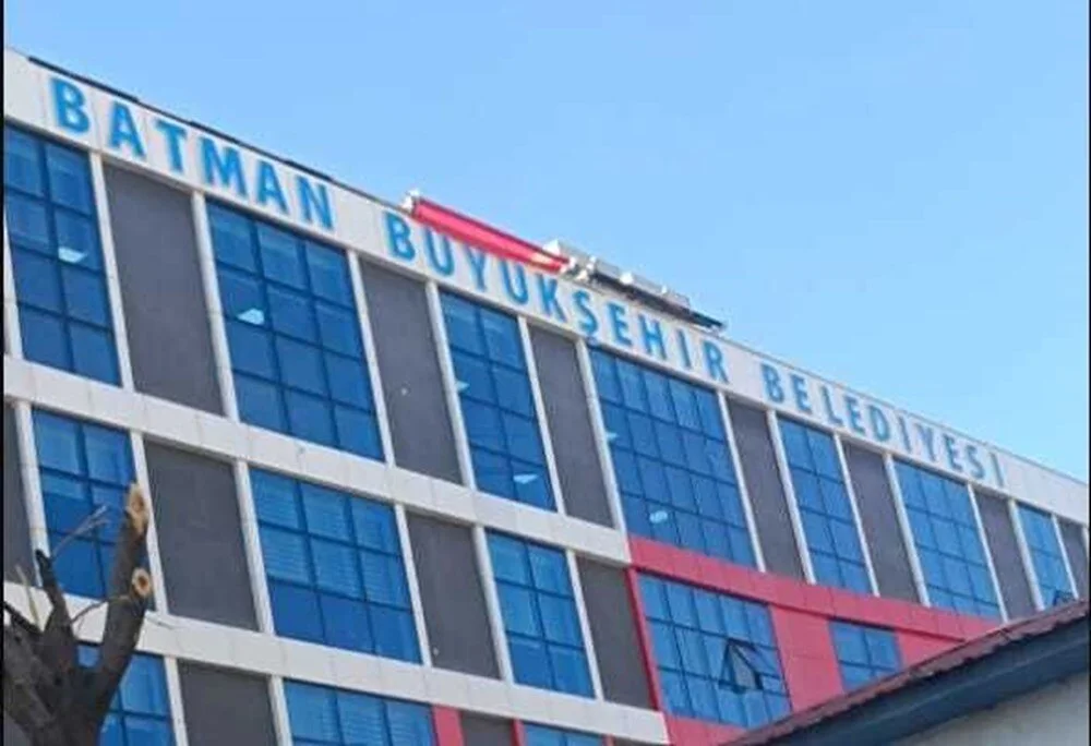 Batman büyükşehir belediyesi mi oldu? Yeni belediye binasına asılan tabela olay oldu!