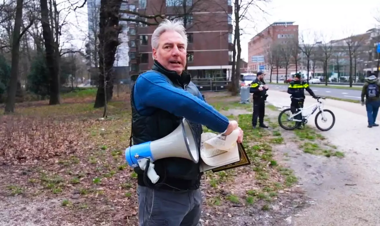 Hollanda’da ırkçı grup PEGIDA’nın lideri bu kez kurtulamadı! Kur’an-ı Kerim’e yönelik saldırısı gözaltında bitti!