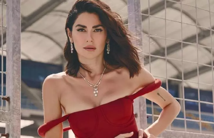 Nesrin Cavadzade'de sezonu açtı! Beyaz bikinili pozları olay oldu
