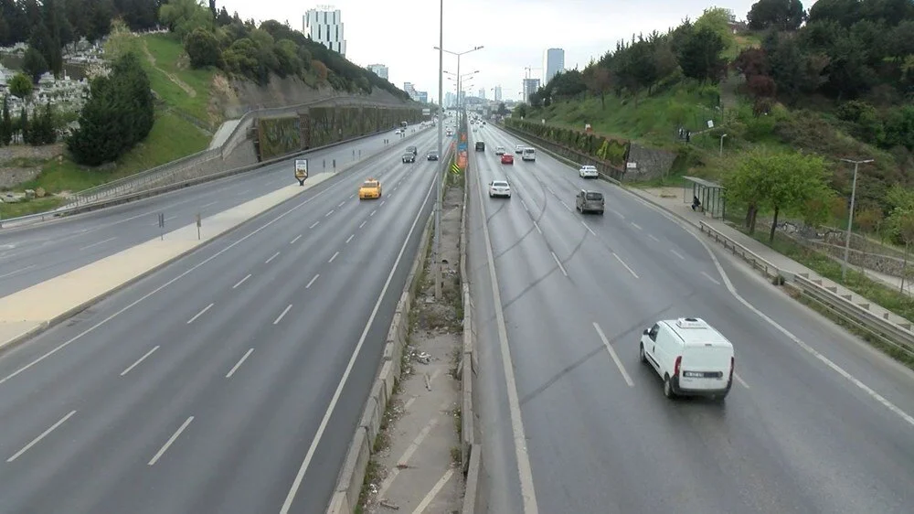 İstanbul'da yollar bomboş kaldı! Trafik yoğunluğu yüzde1'lere kadar düştü.