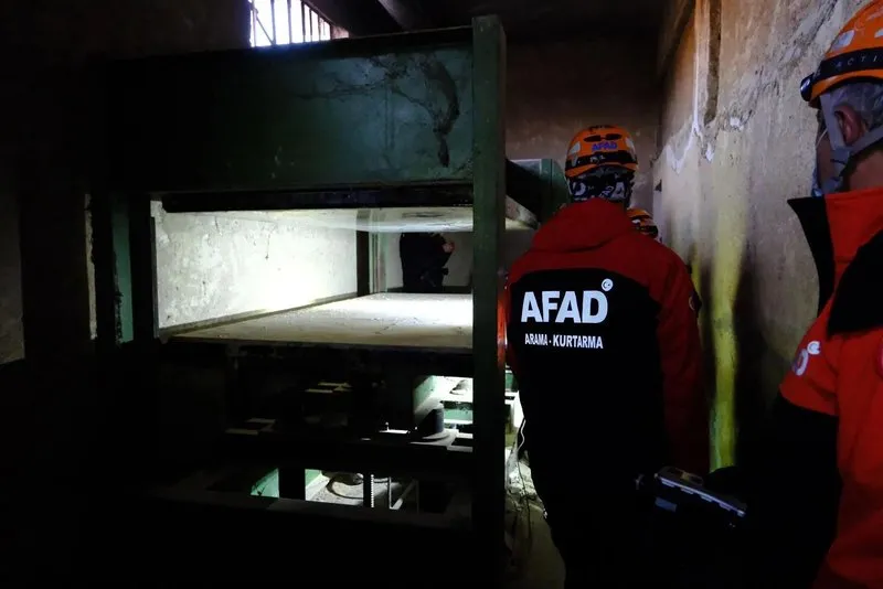 AFAD ekipleri Esad’ın sessiz ölüm kampında: Arama kurtarma çalışmaları sürüyor!