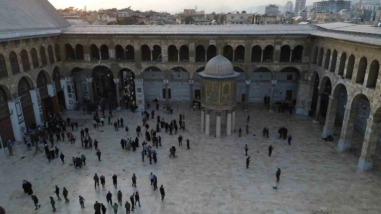 Suriye’de 53 Yıllık Esad rejimi tarihe karıştı: Emevi Camii’nde umut dolu ilk Cuma