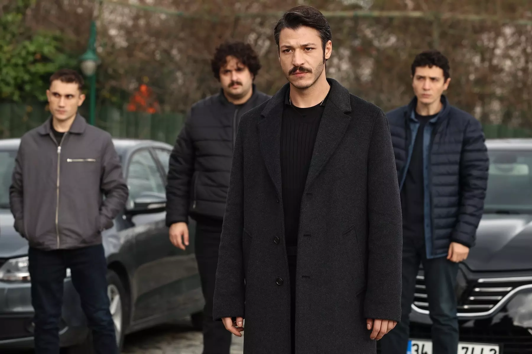 İnci Taneleri’nde tehlikeli takas! Cihan ve Reyyaz arasında savaş başladı: Aracın içinden sağ çıkabilecek mi?