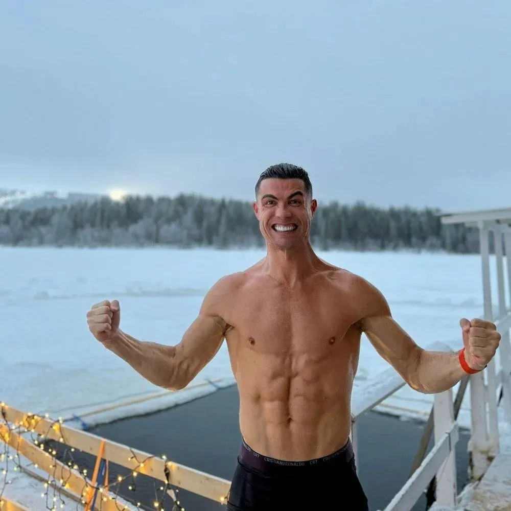 Buz gibi suya aldırış etmedi: Ronaldo’dan kas şov!